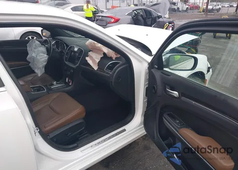 2018 Chrysler 300 Limited z USA, uszkodzony, nr VIN 2C3CCAEG0JH280049